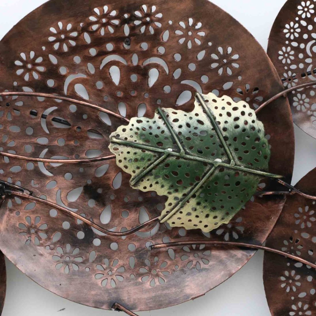 This Hansart Special Floral with Green Leaves Metal Wall Art is the perfect addition to your living room or hall. This decorative piece features a beautiful floral design with green leaves. Enhance the aesthetic of your space with this elegant and versatile metal wall art.